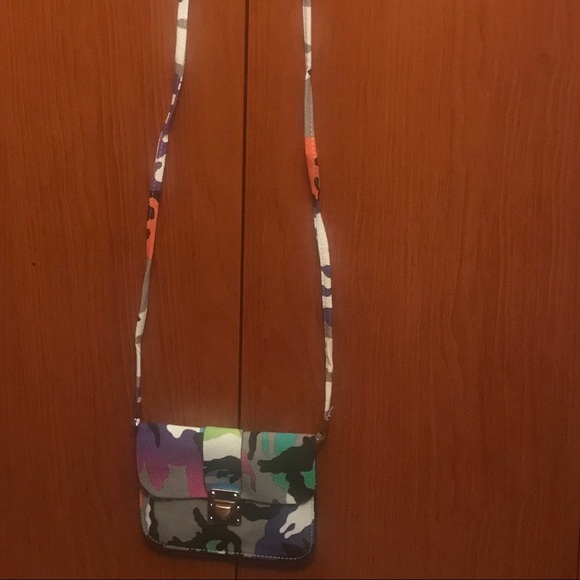 Camouflage Petite Crossbody Bag - Picture 4 of 4